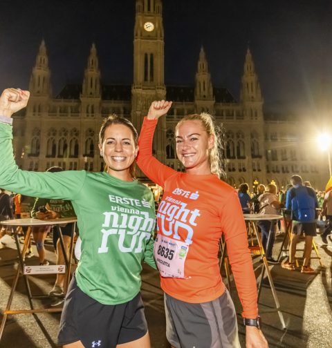 zwei Frauen beim Vienna Night Run vor dem Wiener Rathahus