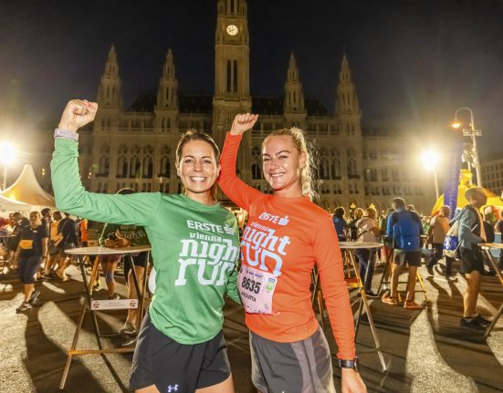 zwei Frauen beim Vienna Night Run vor dem Wiener Rathahus