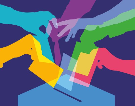 Illustration mit bunten Händen, die einen Wahlzettel in eine Wahlurne werfen.