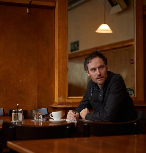 Andreas Rainer von den Wiener Alltagspoeten sitzt in einem Cafe.