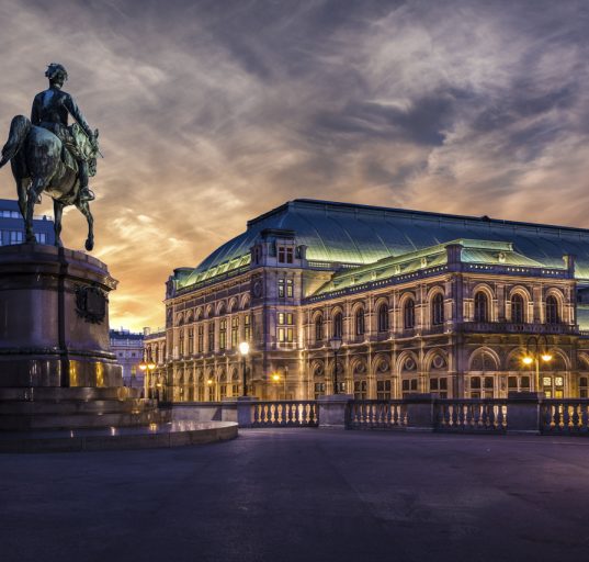 Wiener Staatsoper bei Sonnenuntergang