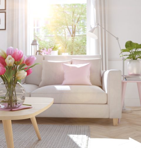 Helles Wohnzimmer mit Tulpen in einer Vase