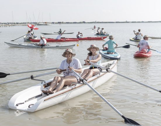 Teilnehmer*innen Lakemania 2023 in ihren Booten im Neusiedler See