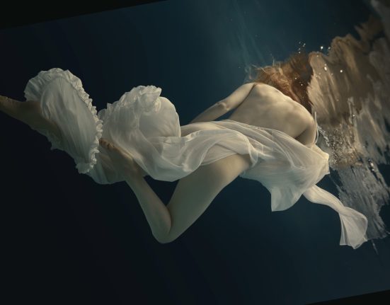 Frau in weißem Kleid im Wasser