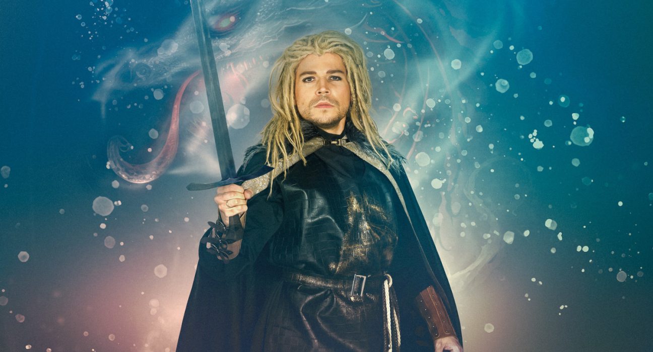 Mann mit blonden langen Haaren und Schwert in der Hand